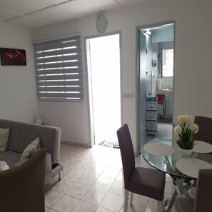 Casa geminada conforto, 2 quartos | Área de estar | TV de tela plana