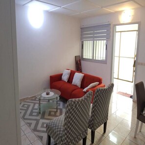 Casa adosada confort, 2 habitaciones | Zona de estar | Una televisión de pantalla plana