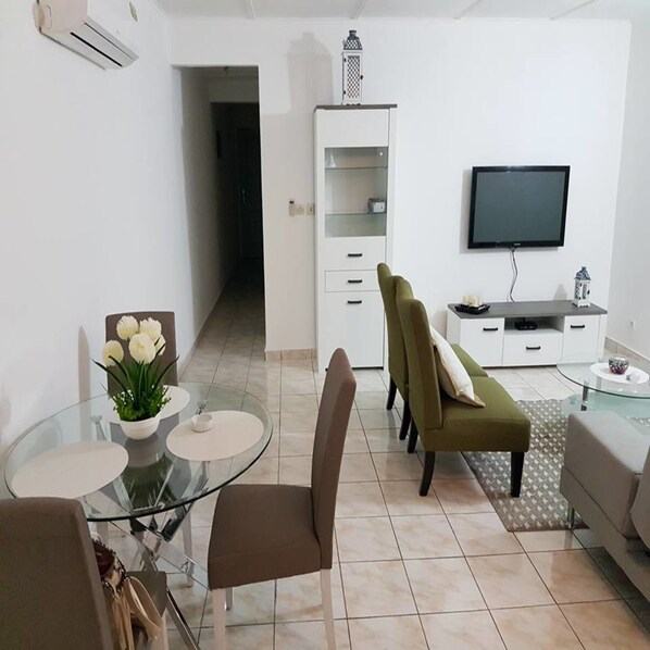 Comfort Townhome, 2 Bedrooms | Living area | Flat-screen TV