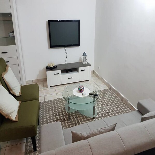 Comfort Townhome, 2 Bedrooms | Living area | Flat-screen TV - Résidence Petite Villa (Abidjan)