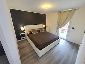 Deluxe Double Room | Blackout drapes, iron/ironing board, free WiFi, bed sheets - Guest House Brezza Marina (Fiumicino)