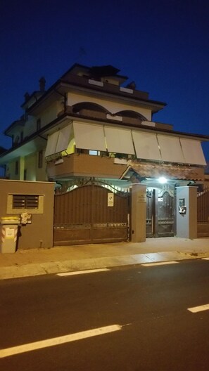 Front of property – evening/night - Guest House Brezza Marina (Fiumicino)