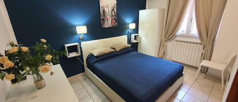 Quarto quádruplo luxo | Cortinas blackout, ferros/tábuas de passar roupa, Wi-Fi de cortesia