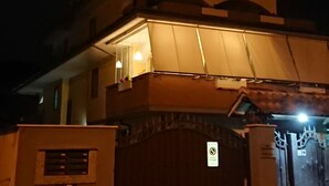 A two-story building with a gated entrance and a small balcony. - Guest House Brezza Marina (Fiumicino)