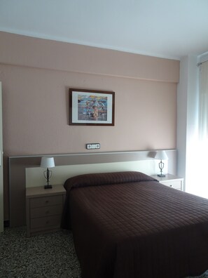 Habitación con 1 cama doble o 2 individuales | Escritorio, sistema de insonorización, wifi gratis y ropa de cama