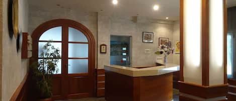 Mostrador para check-in y check-out