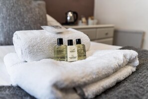 低刺激性寝具、客室ごとに異なる装飾、客室ごとに異なるインテリア、遮光カーテン