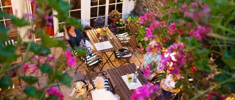 Menyajikan masakan daerah