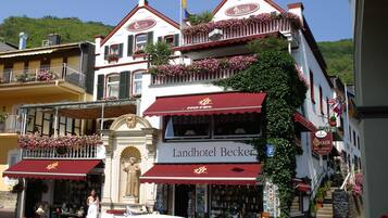 Mặt tiền nơi lưu trú