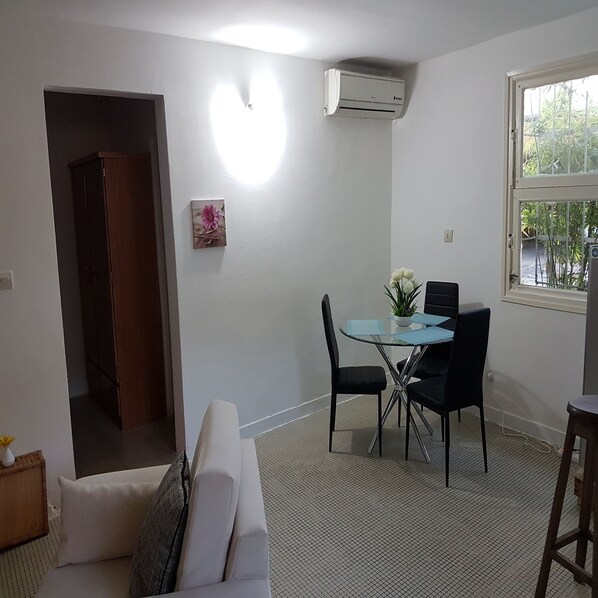 Apartemen Klasik, 2 kamar tidur | Area keluarga | Televisi layar datar 42-inci dengan saluran TV kabel dan TV