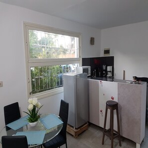 Apartemen Klasik, 2 kamar tidur | Dapur kecil pribadi | Lemari es besar, microwave, oven, dan kompor