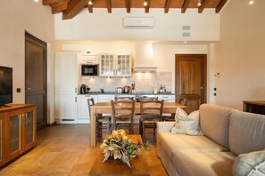 Suite, 2 Bedrooms, 2 Bathrooms | Living area