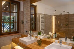 Suite, 1 camera da letto, lato piscina (Suite Acquaviva) | Bagno | Doccia, soffione a pioggia, set di cortesia gratuito, asciugacapelli