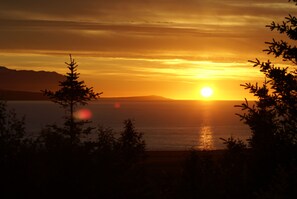 A sunset over a body of water with mountains in the background. - Hotel Natur  (Akureyri)