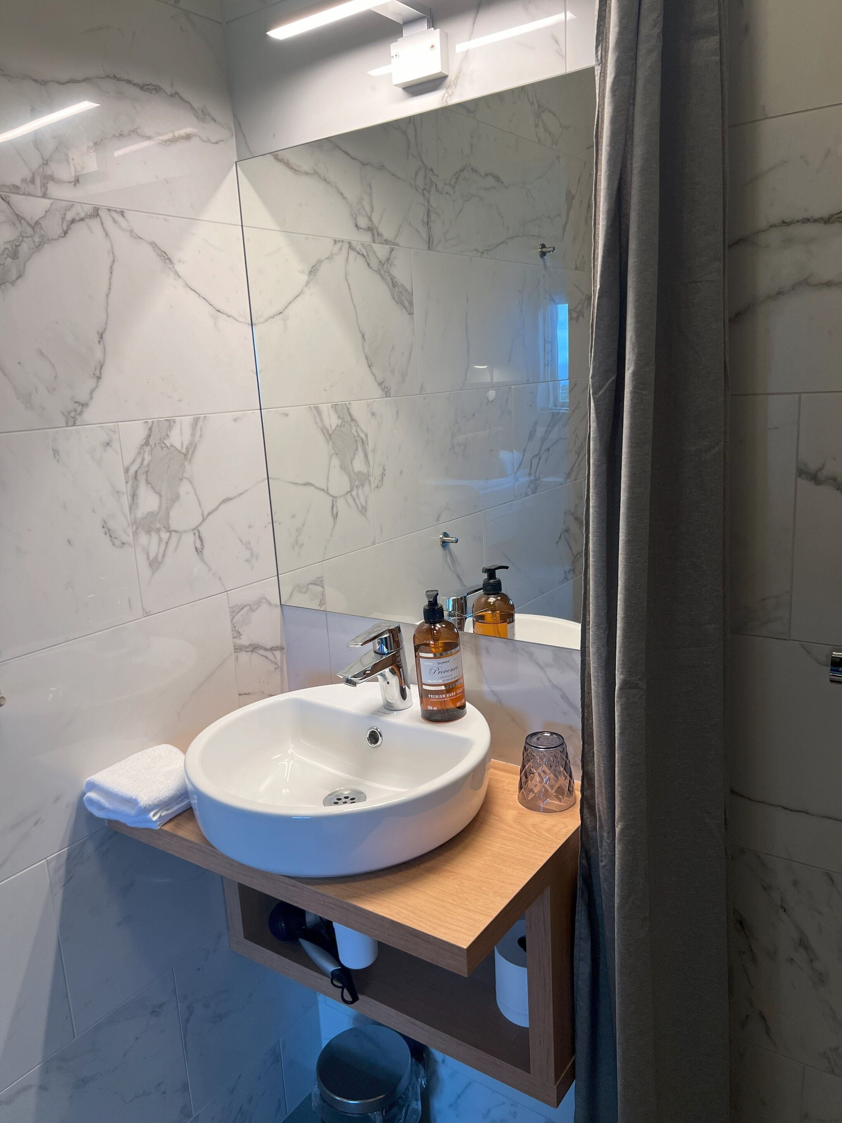 1 bedroom, desk, blackout curtains, soundproofing