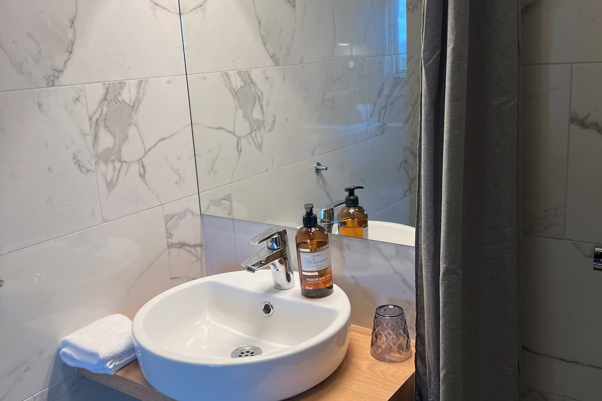 1 bedroom, desk, blackout curtains, soundproofing