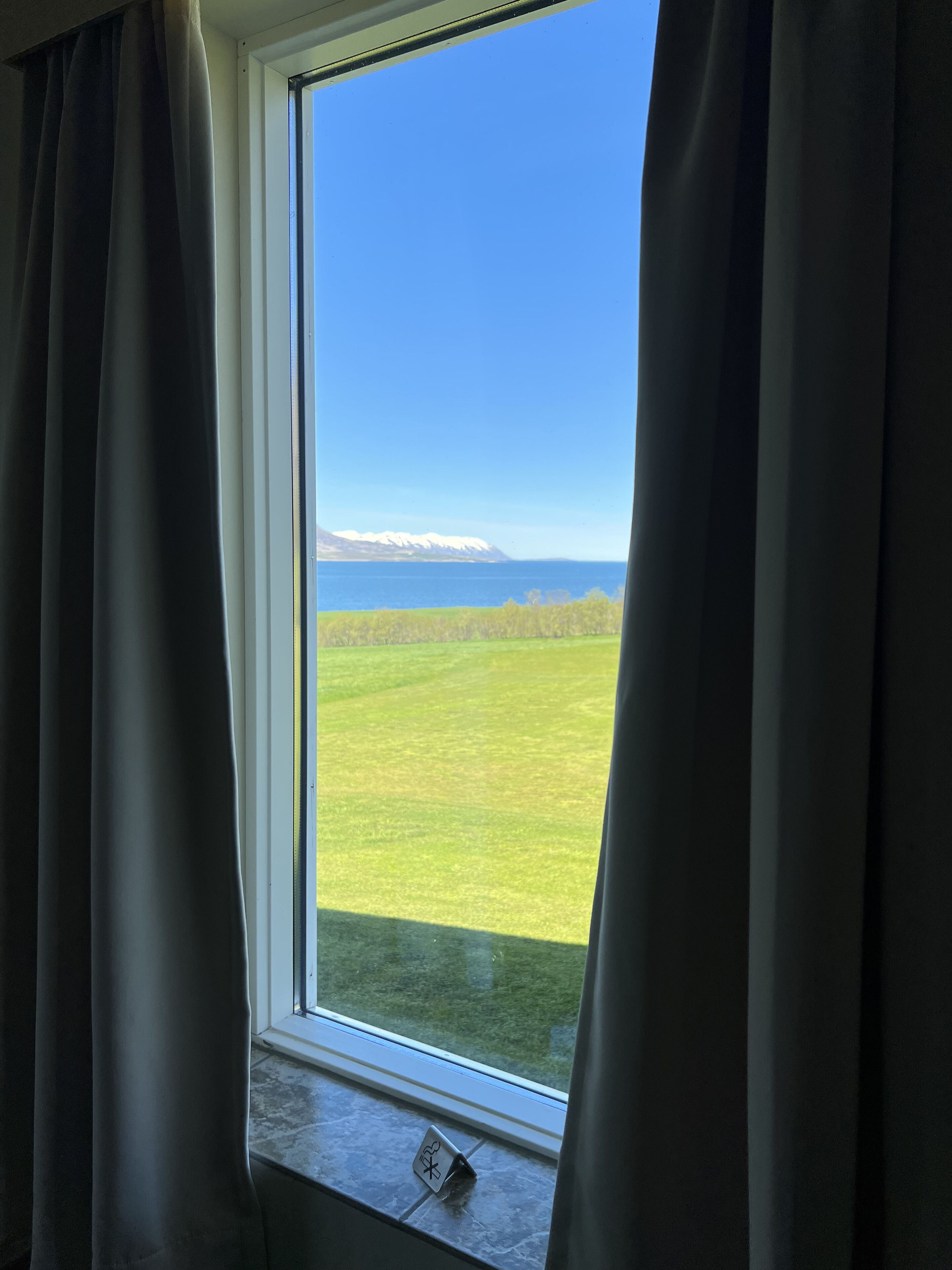 1 bedroom, desk, blackout curtains, soundproofing