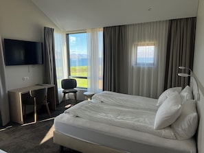 Bureau, espace de travail pour ordinateur portable, rideaux occultants