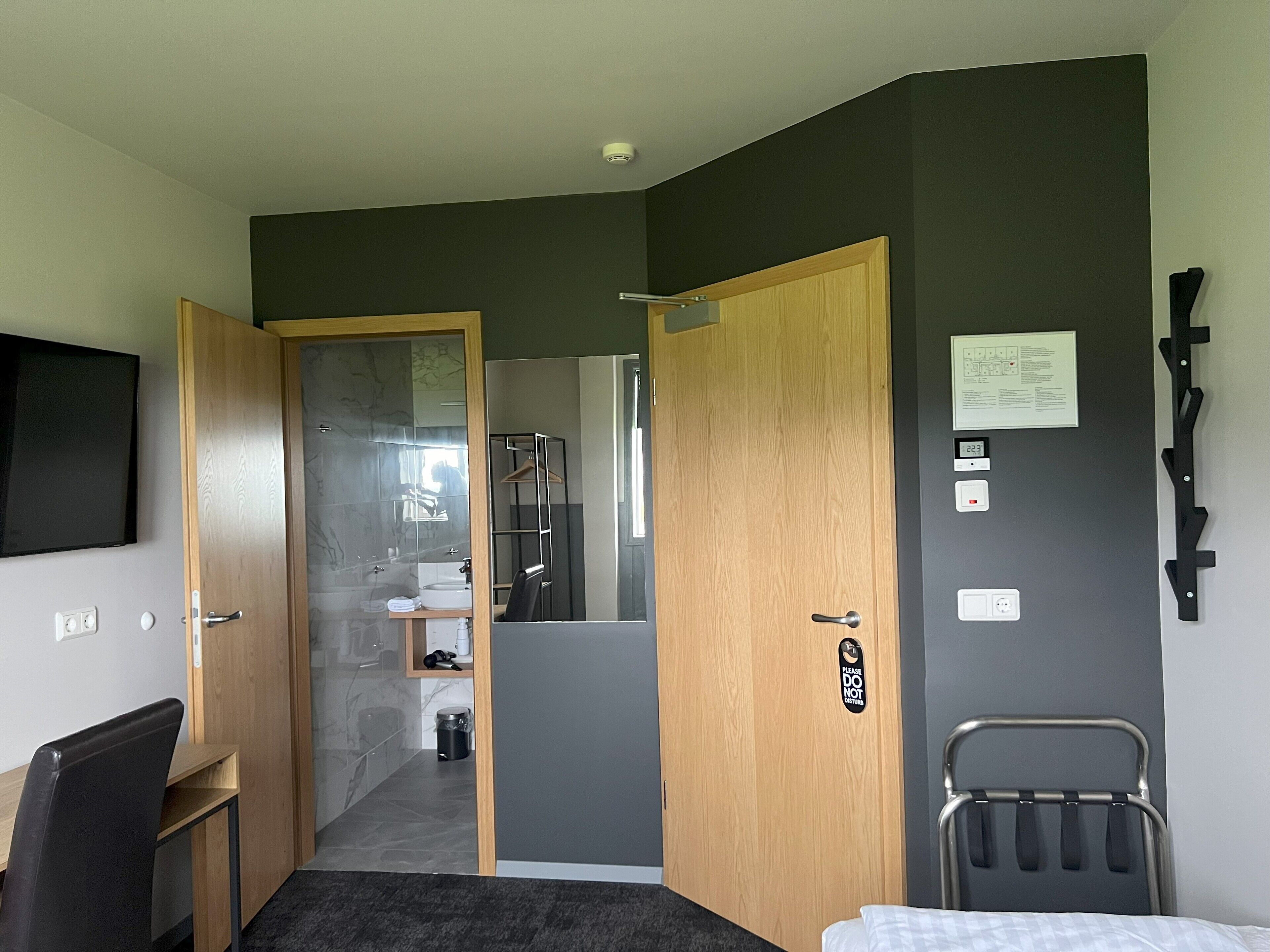 1 bedroom, desk, blackout curtains, soundproofing