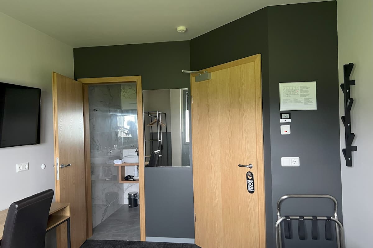 1 bedroom, desk, blackout curtains, soundproofing