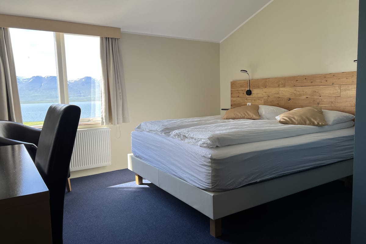 standard double room, private bathroom | 1 bedroom, desk, blackout curtains, soundproofing