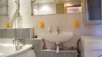 Apartment, 1 Schlafzimmer | Badezimmer | Duschwanne, kostenlose Toilettenartikel