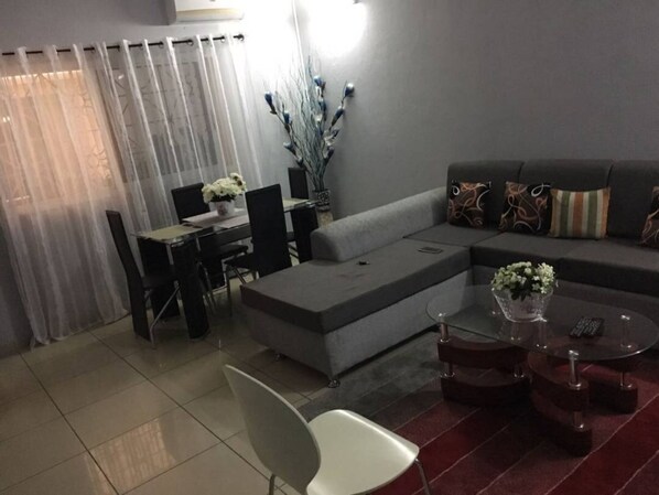 Appartement, 2 chambres | Coin séjour | Télévision à écran plat de 42 pouces avec chaînes par câble, télévision