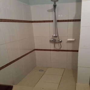 Bathroom shower - Residence Vanessa (Abidjan)