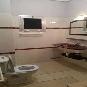 Appartement, 2 chambres | Salle de bain | Douche, douche à « effet pluie », serviettes fournies