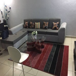 Apartment, 2 Schlafzimmer | Wohnbereich | 42-Zoll-Flachbildfernseher mit Kabelempfang, Fernseher