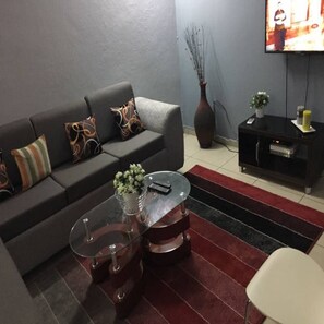 Appartement, 2 chambres | Coin séjour | Télévision à écran plat de 42 pouces avec chaînes par câble, télévision