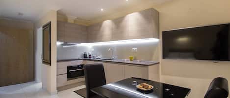Estúdio, banheiro privativo (F5-41) | Cozinha privada | Geladeira, micro-ondas, fogão, cooktop