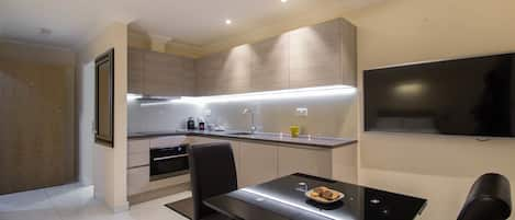 Studio, Private Bathroom (F5-41) | Private kitchen | Fridge, microwave, stovetop, coffee/tea maker