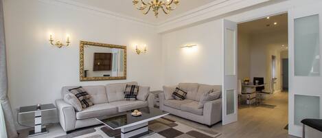 Apartemen, kamar mandi pribadi (F1-40) | 1 kamar tidur, seprai antialergi, meja kerja, dan tirai kedap cahaya