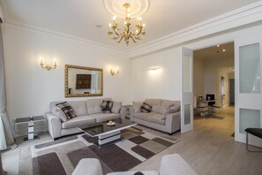 Hypo-allergenic bedding, desk, blackout curtains, iron/ironing board - Marylebone Village Apartments (London)