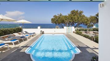 Outdoor pool, pool umbrellas, sun loungers