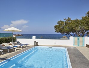 Piscina a l'aire lliure, para-sols i gandules 
