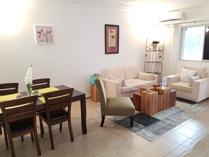 Classic Apartment, 2 Bedrooms | Living room | Flat-screen TV - Résidence Marié Majeur (Abidjan)