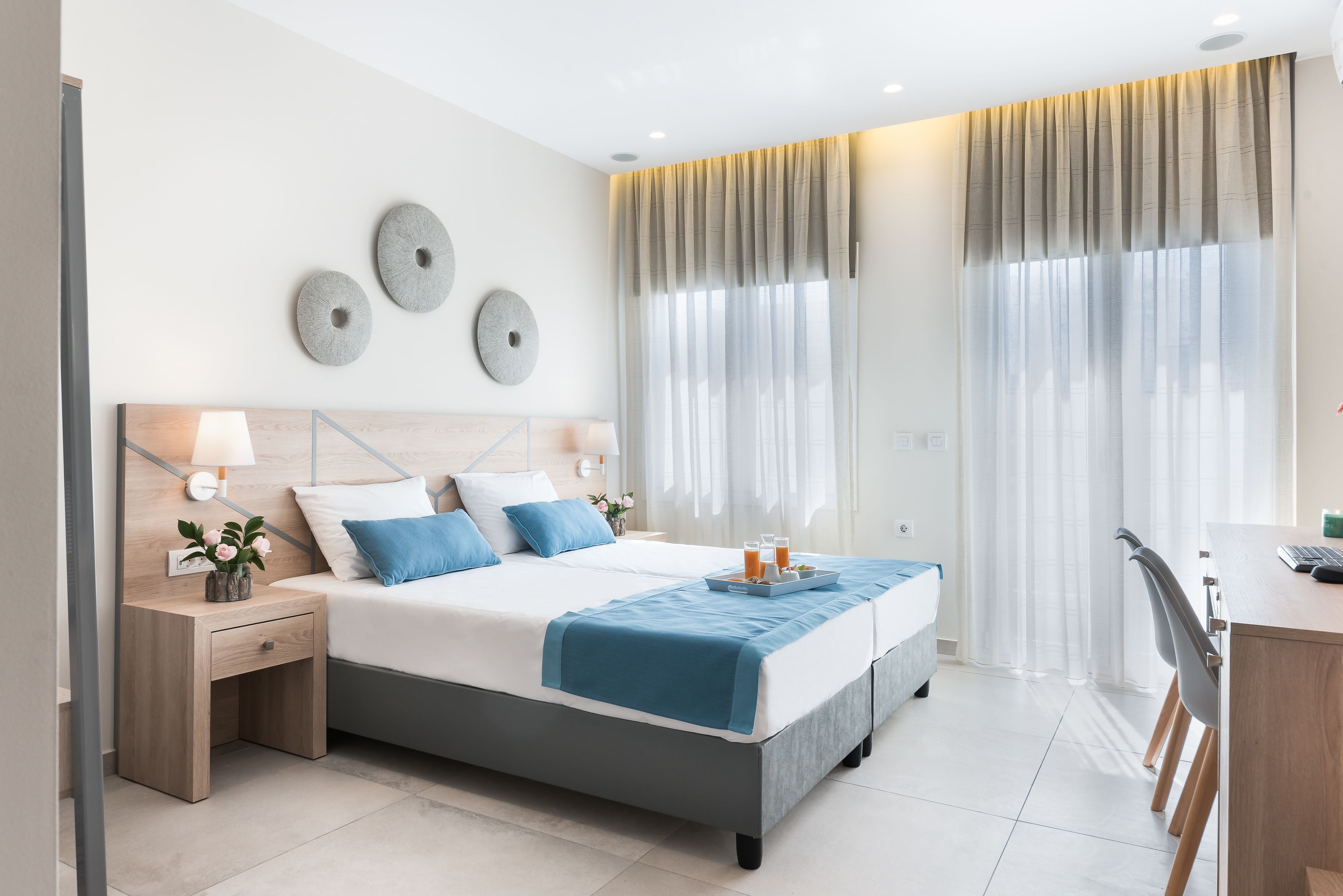 Standard Room, Balcony, Sea View | Ruang tamu | 48 inci sebuah televisyen pintar dengan satelit, TV, Netflix