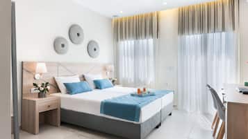 Habitación estándar, balcón, vistas al mar | Zona de estar | Una Smart TV, Netflix, un ordenador, películas de estreno