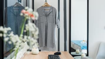 Chambre Standard, balcon, vue mer | Coin séjour | TV connectée, Netflix, ordinateur, films en premiÚre diffusion