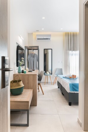 Standard Room, Balcony, Sea View | Living area | 48-inch Smart TV with satellite channels, TV, Netflix - Santorini Main Square (Santorini)