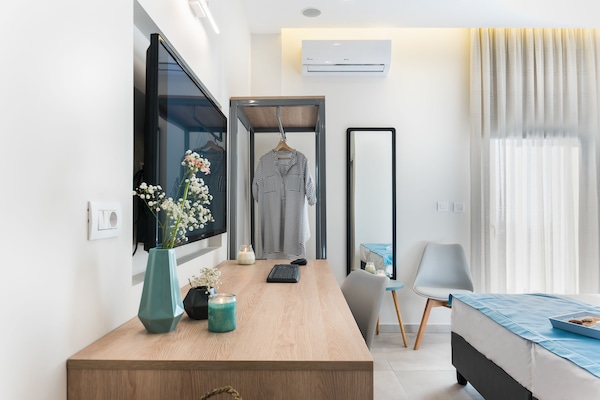 Habitación estándar, balcón, vista al mar | Área de sala de estar | Smart TV de 48 pulgadas con canales vía satélite, televisión y Netflix