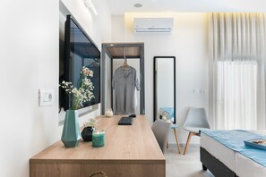 Standard Room, Balcony, Sea View | Living area | 48-inch Smart TV with satellite channels, TV, Netflix - Santorini Main Square (Santorini)
