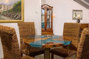 Deluxe Suite, 2 Bedrooms, 2 Bathrooms, Sea View | Private kitchen
