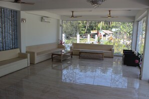 Área de estar no saguão