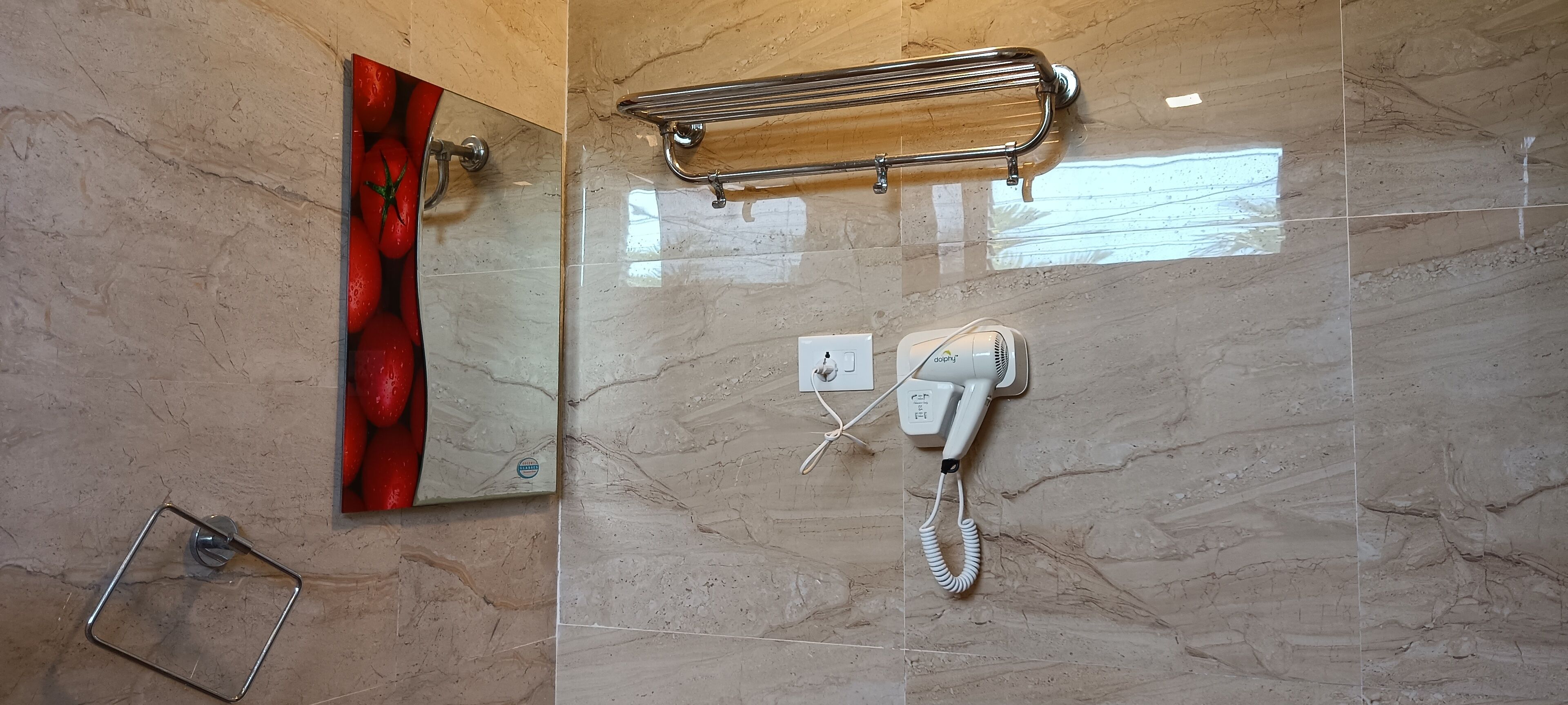 Chambre Quadruple Familiale | Salle de bain | Douche, douche à « effet pluie », serviettes fournies, savon