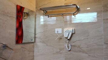 Chambre Quadruple Familiale | Salle de bain | Douche, douche à « effet pluie », serviettes fournies, savon