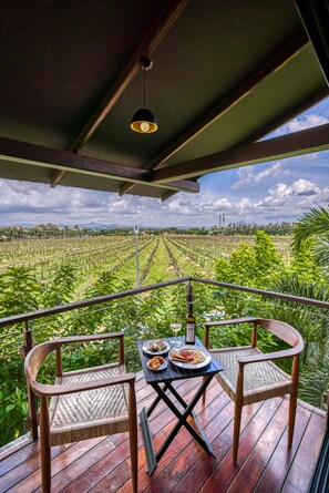 Tree house with Vineyard View | Terrasse/Patio
