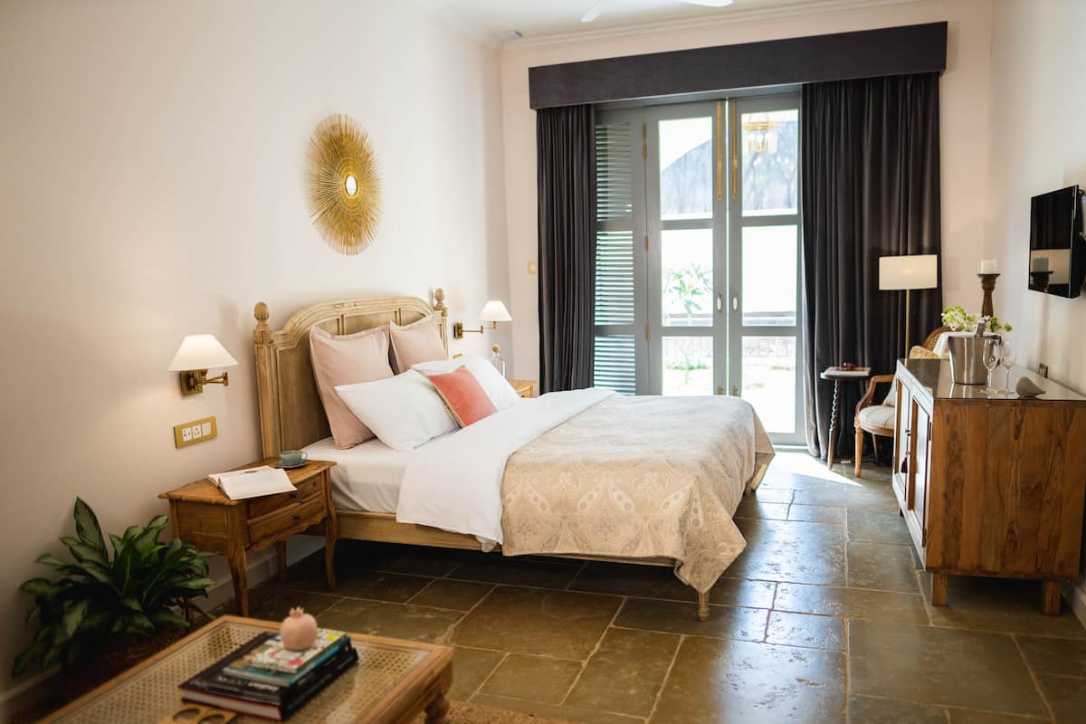 Vintage Room | 1 bedroom, in-room safe, desk, soundproofing